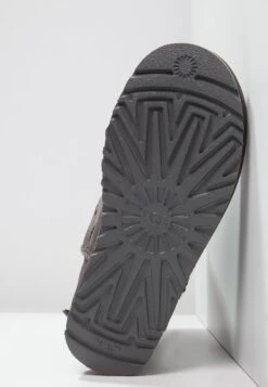 Ugg Bailey Bow - Korte Laarzen - Grey 12 Ugg Bailey Bow - Korte Laarzen - Grey -Dameskleding Winkel 04e16e88c3674ea1b533a7269ed9fc2f