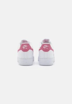 Nike Sportswear W Air Force 1 07 Ess Trnd - Sneakers Laag - White/Desert Berry 7 Nike Sportswear W Air Force 1 07 Ess Trnd - Sneakers Laag - White/Desert Berry -Dameskleding Winkel 79df3a2a791e423985008baa002cde0c