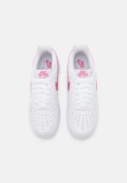 Nike Sportswear W Air Force 1 07 Ess Trnd - Sneakers Laag - White/Desert Berry 9 Nike Sportswear W Air Force 1 07 Ess Trnd - Sneakers Laag - White/Desert Berry -Dameskleding Winkel 87301f0977bd4de993421f7daecdfbff