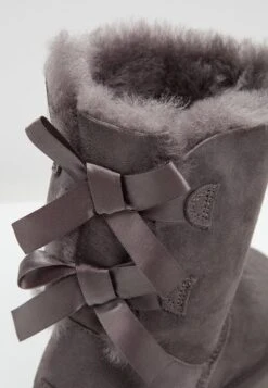 Ugg Bailey Bow - Korte Laarzen - Grey 13 Ugg Bailey Bow - Korte Laarzen - Grey -Dameskleding Winkel 9db3d989bbe645c6847acb8223ef4d8d