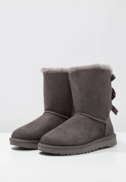 Ugg Bailey Bow - Korte Laarzen - Grey 10 Ugg Bailey Bow - Korte Laarzen - Grey -Dameskleding Winkel e6f85be4eff5429c9be1d6f252cd591b